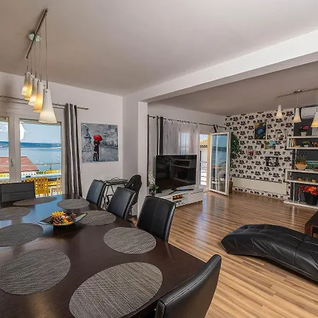 Traumhaftes Penthouse Nur 400 Meter Zum Mit Meerblick, Pool, Spielplatz, Grill Lägenhet Dramalj