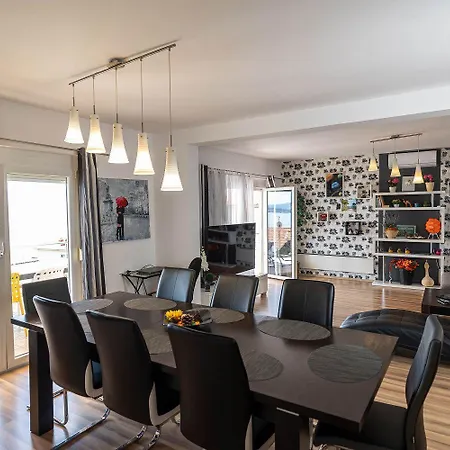 Traumhaftes Penthouse Nur 400 Meter Zum Mit Meerblick, Pool, Spielplatz, Grill Dramalj