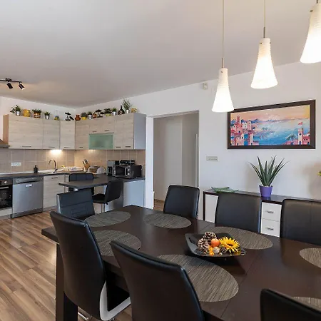 Traumhaftes Penthouse Nur 400 Meter Zum Mit Meerblick, Pool, Spielplatz, Grill Apartment Dramalj