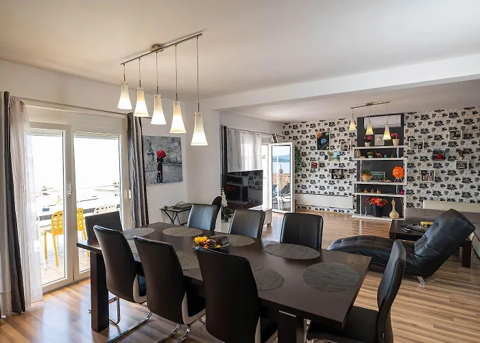 Traumhaftes Penthouse Nur 400 Meter Zum Mit Meerblick, Pool, Spielplatz, Grill Dramalj